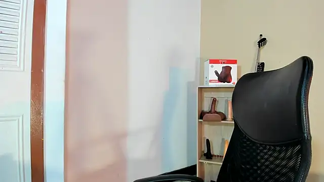 Snapshot of Violetta_0 chatting on January 2026 01:37:02 PM Violetta 0 online show from January 2026 01:37:02 PM