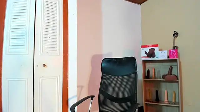 Snapshot of Violetta_0 chatting on February 2026 01:00:01 PM Violetta 0 online show from February 2026 01:00:01 PM