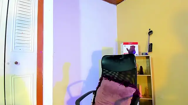 Snapshot of Violetta_0 chatting on January 2026 01:37:02 PM Violetta 0 online show from January 2026 01:37:02 PM