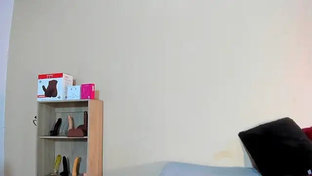 Snapshot of Violetta_0 chatting on February 2026 01:11:01 PM Violetta 0 online show from February 2026 01:11:01 PM