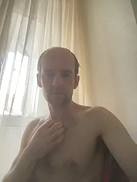 LynnAhNight online show from October 2025 04:25:02 AM