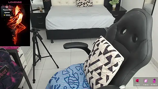 Snapshot of Aaliyah11 chatting on October 2025 01:17:01 AM Aaliyah11 online show from October 2025 01:17:01 AM