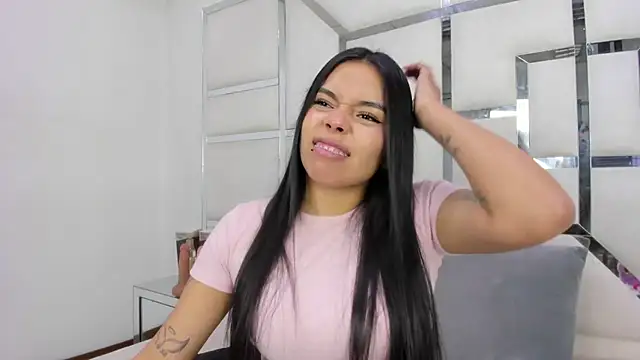 ZoeWan69 online show from April 2026 01:37:02 PM