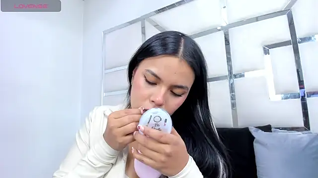 ZoeWan69 online show from February 2026 02:06:01 PM