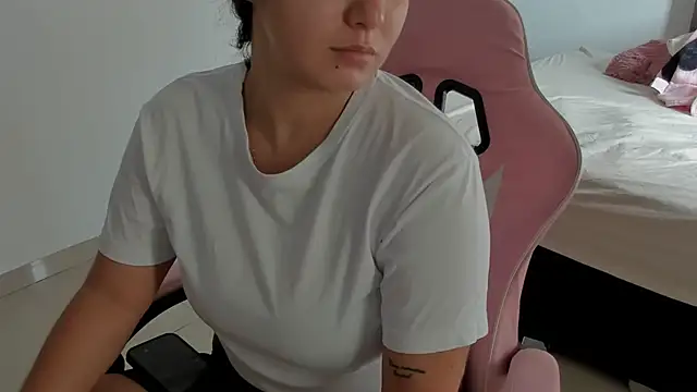 Anniferreira2 online show from October 2025 07:23:01 PM