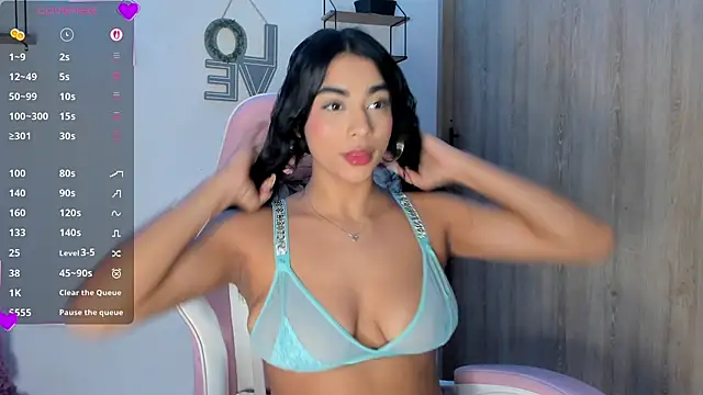 Snapshot of Bella_ricci_ chatting on October 2025 03:35:01 PM Bella ricci online show from October 2025 03:35:01 PM