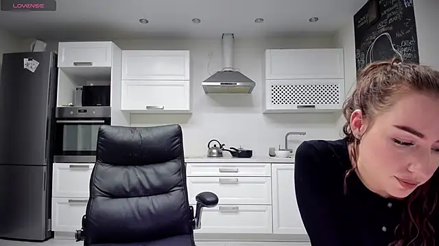 lisenok online show from April 2026 06:23:01 PM