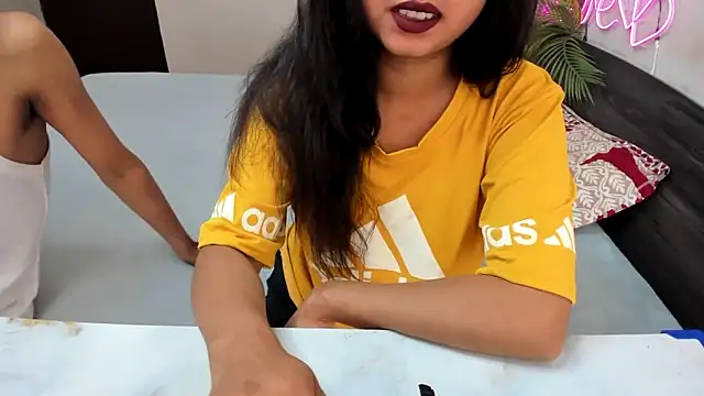 Snapshot of Queen_Couple chatting on September 2025 06:45:01 AM Queen Couple online show from September 2025 06:45:01 AM