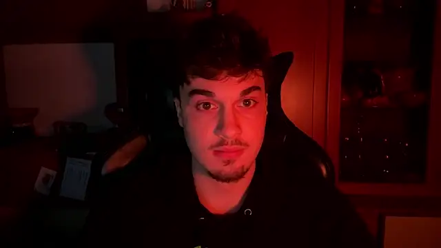 Snapshot of NaplesGuy04 chatting on February 2025 10:33:01 PM NaplesGuy04 online show from February 2025 10:33:01 PM