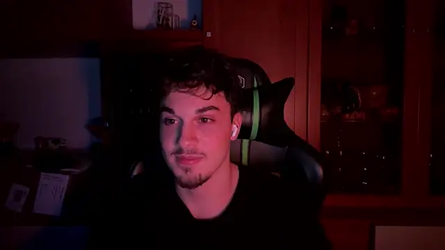 Snapshot of NaplesGuy04 chatting on February 2025 10:42:02 PM NaplesGuy04 online show from February 2025 10:42:02 PM