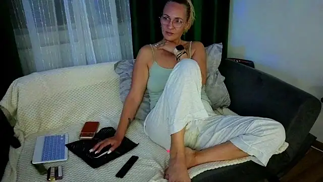 Snapshot of SweetAnia_ chatting on May 2026 08:01:02 PM SweetAnia online show from May 2026 08:01:02 PM