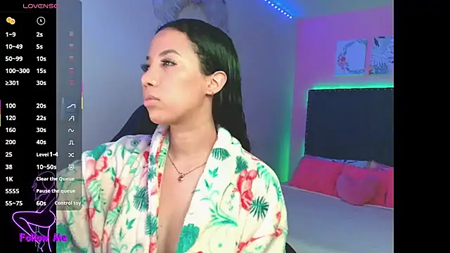 Snapshot of SallyWhitee chatting on December 2025 04:15:01 AM SallyWhitee online show from December 2025 04:15:01 AM