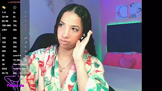 Snapshot of SallyWhitee chatting on December 2025 04:25:02 AM SallyWhitee online show from December 2025 04:25:02 AM