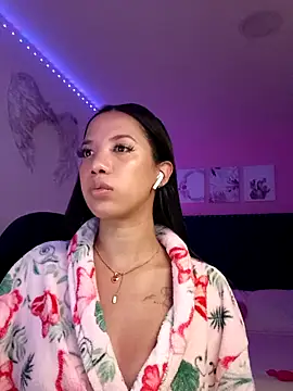 Snapshot of SallyWhitee chatting on February 2026 05:03:02 AM SallyWhitee online show from February 2026 05:03:02 AM