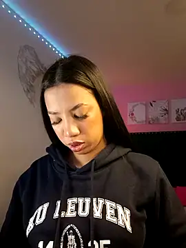 Snapshot of SallyWhitee chatting on February 2026 05:32:01 AM SallyWhitee online show from February 2026 05:32:01 AM