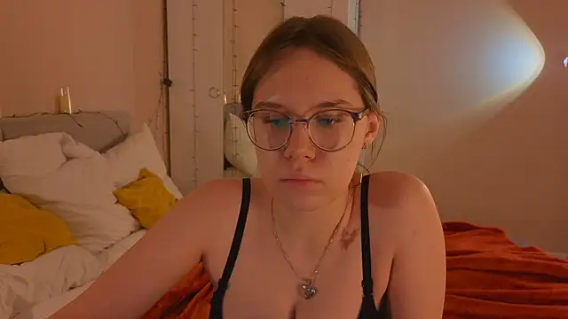 Snapshot of Mia_Luw chatting on December 2025 10:10:02 AM Mia Luw online show from December 2025 10:10:02 AM