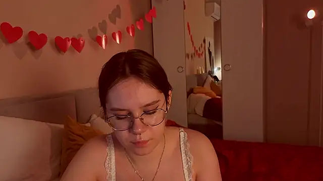 Mia Luw online show from March 2026 10:33:01 AM