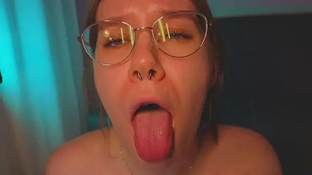 Snapshot of Mia_Luw chatting on April 2026 02:37:01 PM Mia Luw online show from April 2026 02:37:01 PM