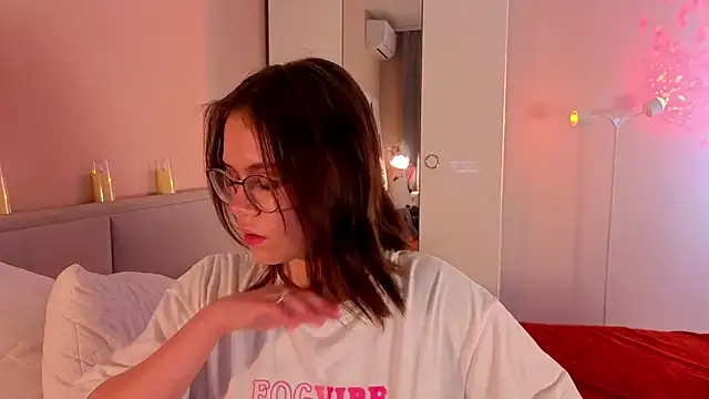 Snapshot of Mia_Luw chatting on November 2025 04:44:02 PM Mia Luw online show from November 2025 04:44:02 PM