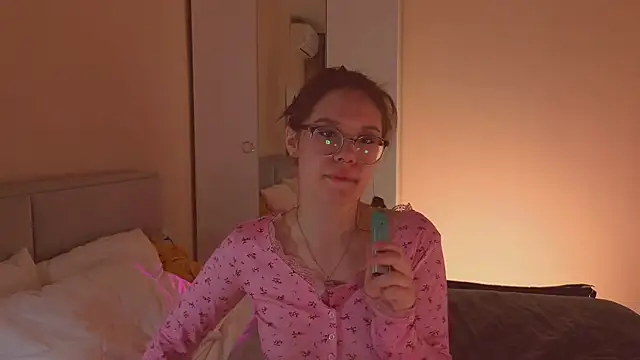 Mia Luw online show from February 2026 12:40:01 AM