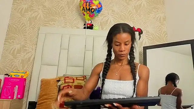 dafnnelewis online show from April 2026 12:01:01 PM