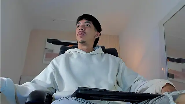 ISAAC CRYSTON online show from December 2025 07:39:02 PM