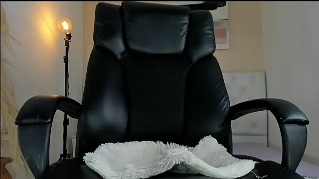 ISAAC CRYSTON online show from November 2025 08:53:02 PM