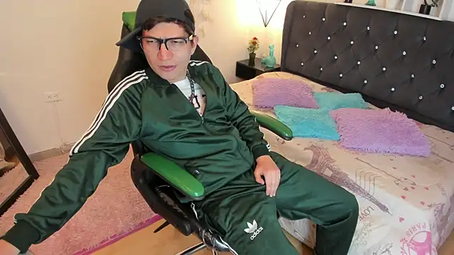 Golden-Boyy online show from October 2025 03:41:02 AM