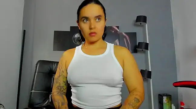 karlyjons12 online show from February 2025 04:57:01 PM