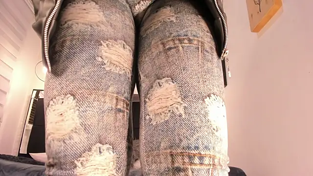 tylla  online show from November 2025 04:00:02 AM