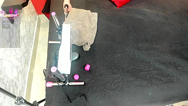 IVISBOUNCYASS online show from November 2025 12:20:01 PM