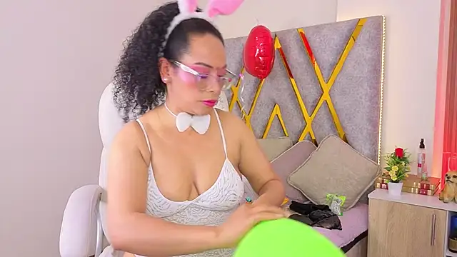 Cintiia Holmes online show from April 2026 10:49:02 PM