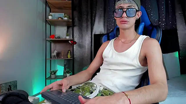 NovaaWheler online show from December 2025 08:33:02 PM