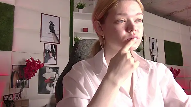 Snapshot of AdeleCartier chatting on March 2025 01:37:02 AM AdeleCartier online show from March 2025 01:37:02 AM