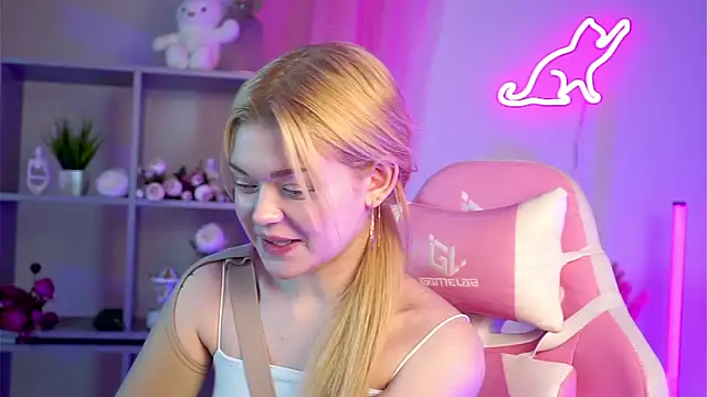 Snapshot of AdeleCartier chatting on March 2025 01:24:01 AM AdeleCartier online show from March 2025 01:24:01 AM