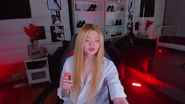 Snapshot of AdeleCartier chatting on February 2025 04:22:01 AM AdeleCartier online show from February 2025 04:22:01 AM