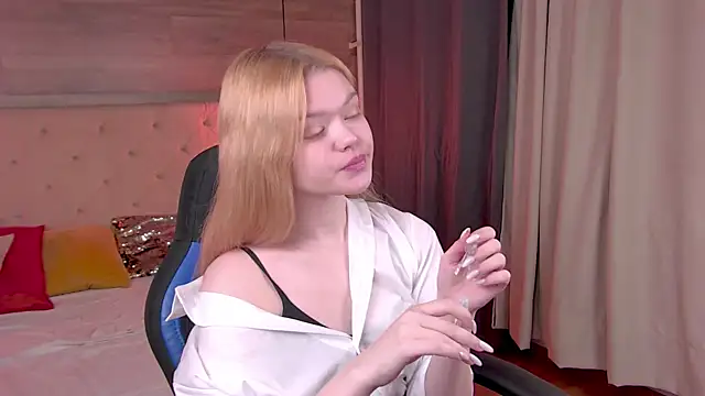 Snapshot of AdeleCartier chatting on February 2025 03:37:01 AM AdeleCartier online show from February 2025 03:37:01 AM