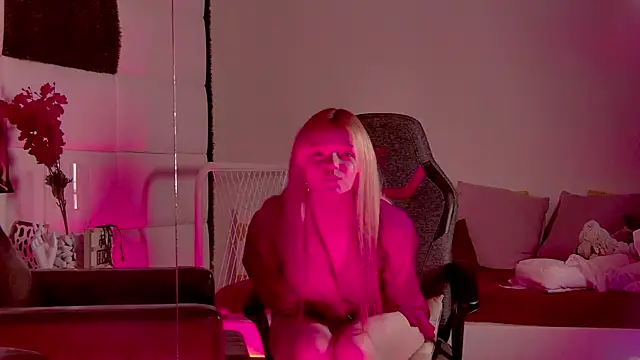 Snapshot of AdeleCartier chatting on March 2025 04:07:02 AM AdeleCartier online show from March 2025 04:07:02 AM