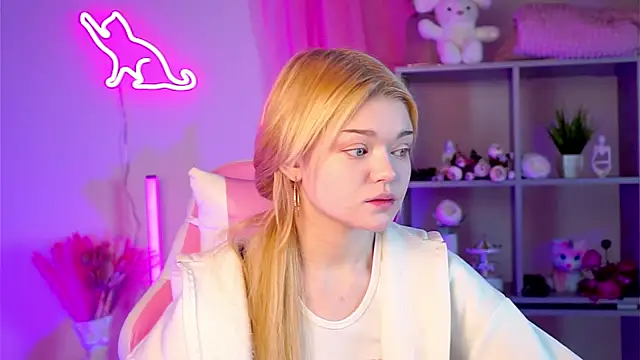 Snapshot of AdeleCartier chatting on March 2025 09:27:01 PM AdeleCartier online show from March 2025 09:27:01 PM