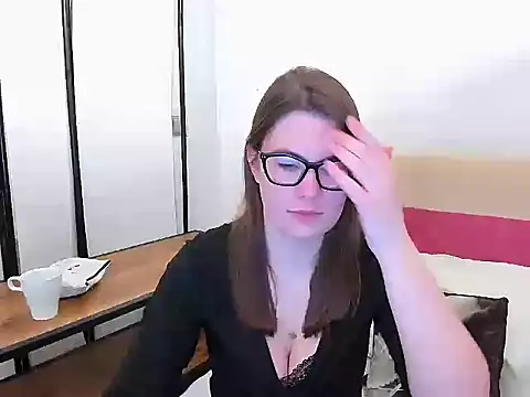 Snapshot of CarolineFlirt chatting on February 2025 03:19:02 PM CarolineFlirt online show from February 2025 03:19:02 PM