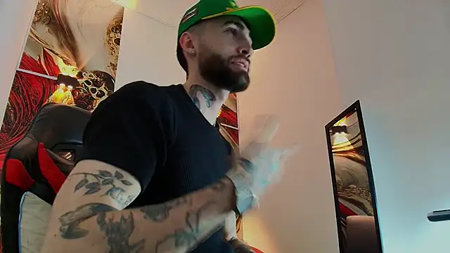 Snapshot of Luke_davis01 chatting on December 2025 01:10:01 PM Luke davis01 online show from December 2025 01:10:01 PM