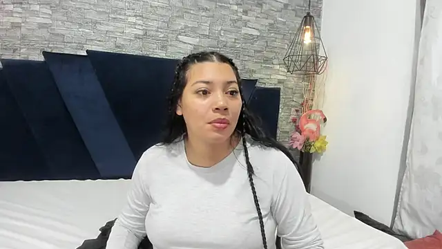 Sophia Brunett online show from December 2025 12:05:01 PM