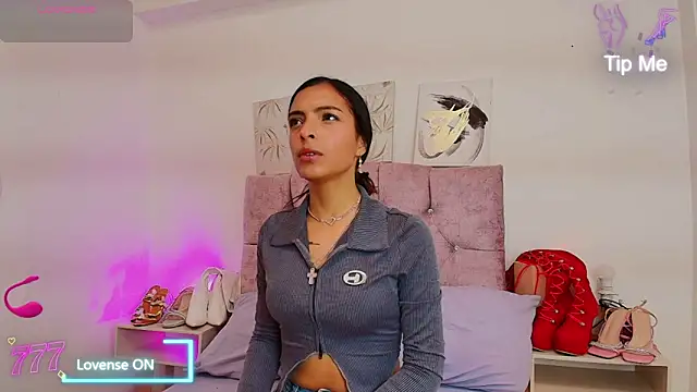 Skye Moore online show from April 2026 07:00:01 PM