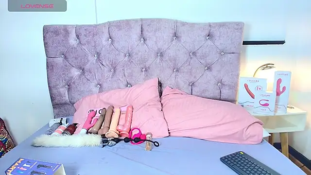 Skye Moore online show from November 2025 07:17:02 PM