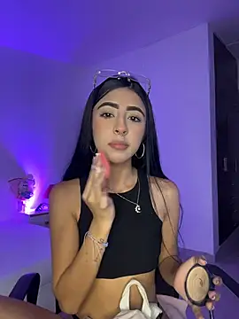 Snapshot of Mirandaa_Rogers chatting on July 2026 07:03:01 PM Mirandaa Rogers online show from July 2026 07:03:01 PM
