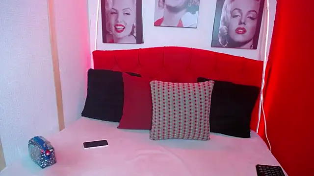 Snapshot of Tiana_Ebony18 chatting on September 2025 12:00:02 PM Tiana Ebony18 online show from September 2025 12:00:02 PM