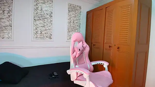 Snapshot of Danella_houston chatting on December 2025 05:44:01 PM Danella houston online show from December 2025 05:44:01 PM