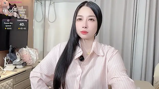 Snapshot of Moonccoi chatting on November 2025 04:33:02 PM Moonccoi online show from November 2025 04:33:02 PM