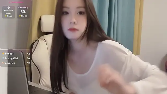 Snapshot of Qvo-Q chatting on March 2025 07:04:02 PM Qvo-Q online show from March 2025 07:04:02 PM