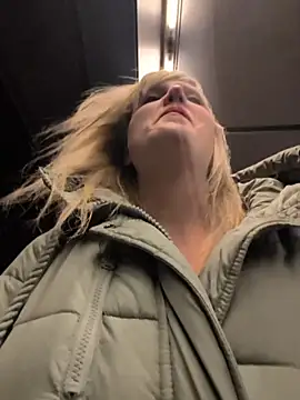 Sexybiene969 online show from December 2025 05:18:01 PM